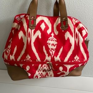 Expandable weekender bag! Can unzip bottom ti make larger and deeper space.